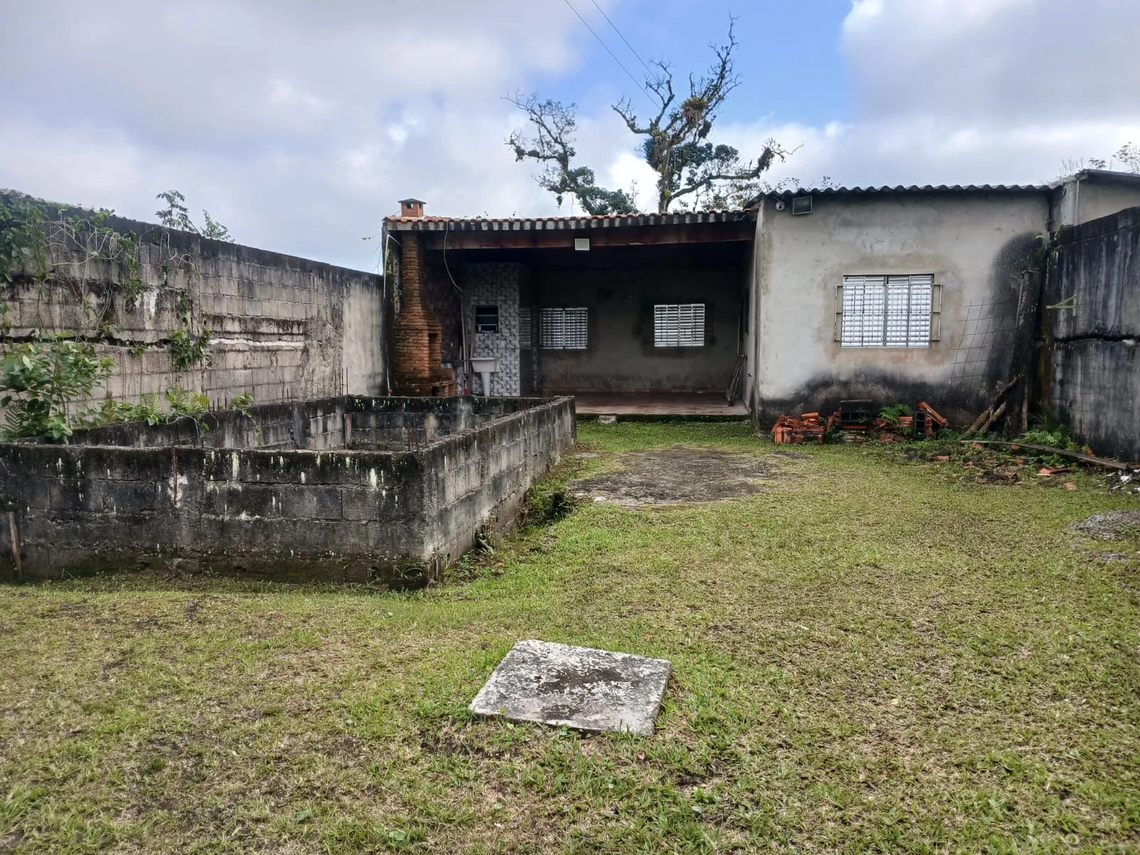 Casa com 3 dormitórios próximo à praia no bairro Jardim Coronel