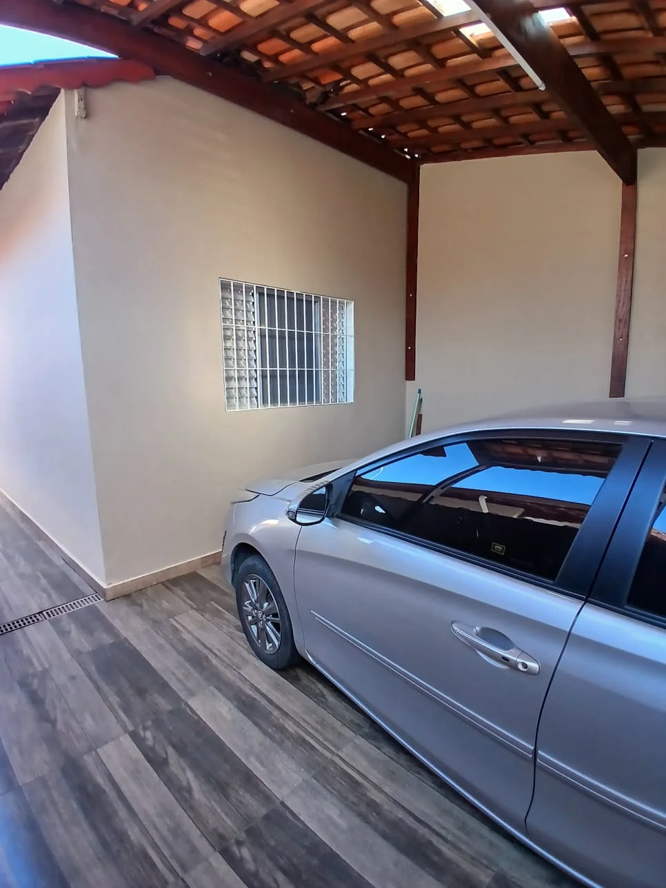 Casa com 2 dormitórios próximo à praia no bairro Loty