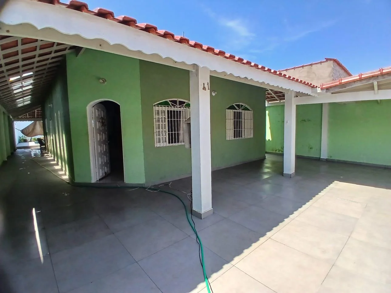 Casa com 3 dormitórios próximo à praia no bairro Luizamar Mirim