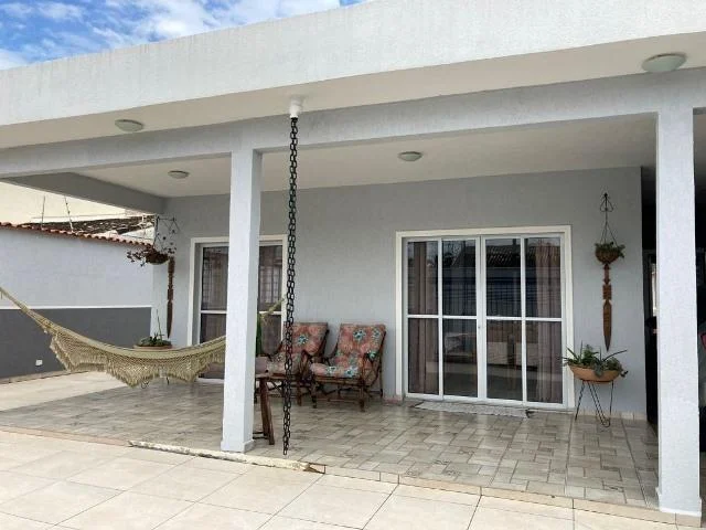 Casa com 3 dormitórios próximo à praia no bairro Cibratel 2