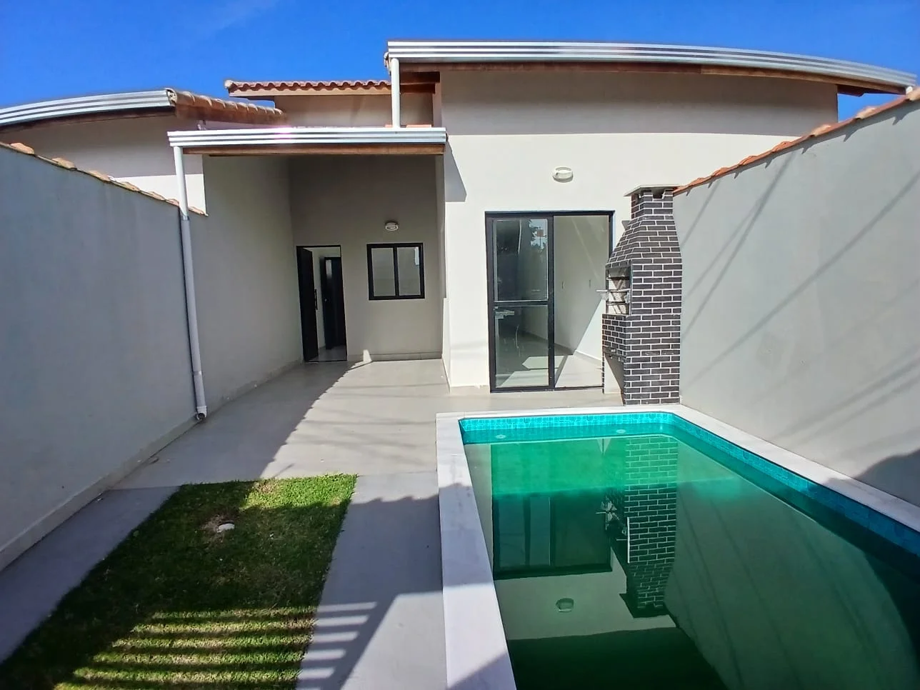 Casa com 2 dormitórios próximo à praia no bairro Tupi