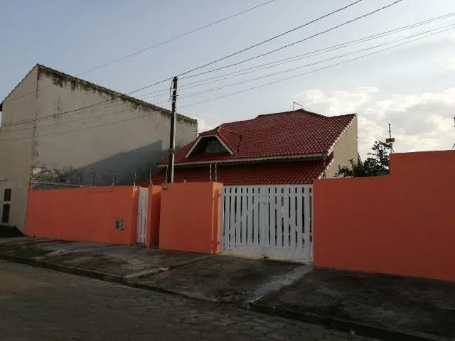 Casa com 3 dormitórios próximo à praia no bairro São José