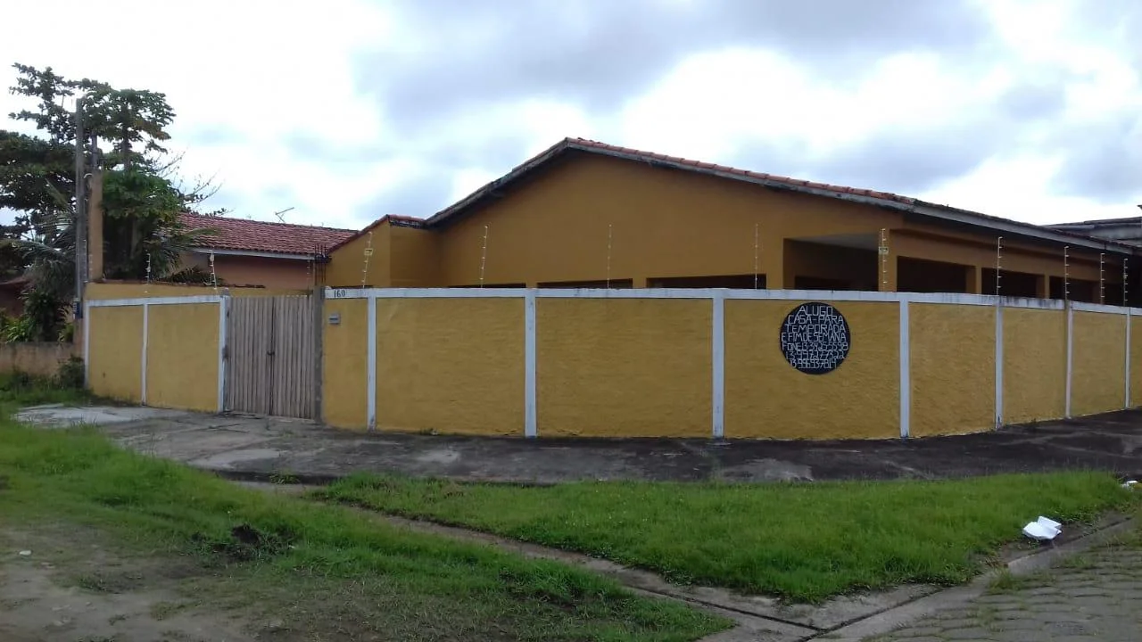 Casa com 4 dormitórios próximo à praia no bairro Bopiranga