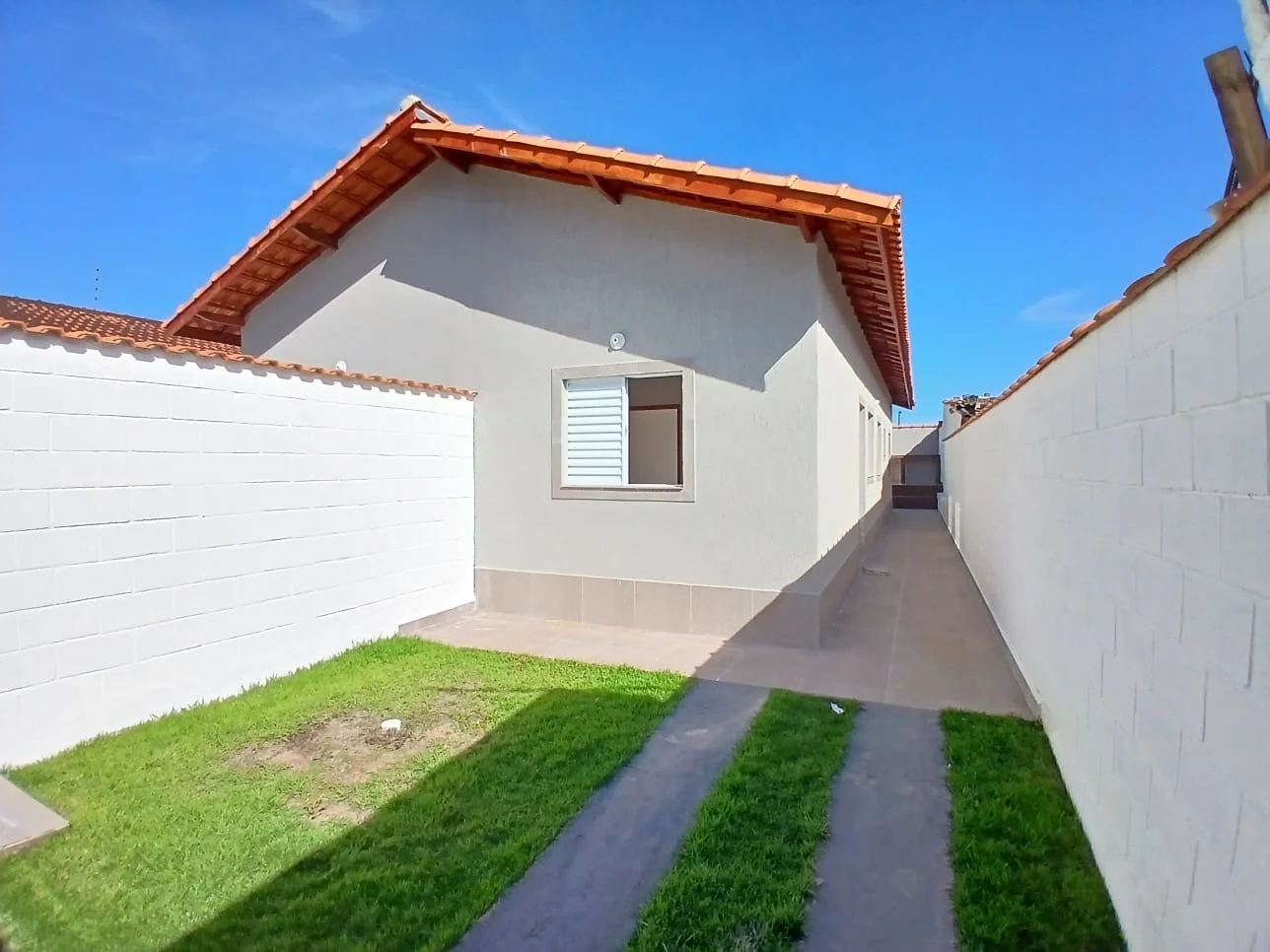 Casa com 2 dormitórios próximo à praia no bairro São Fernando