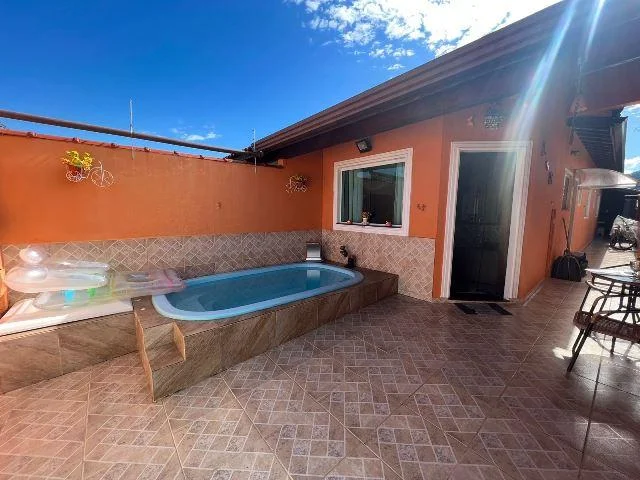 Casa com 2 dormitórios próximo à praia no bairro Nova Itanhaém