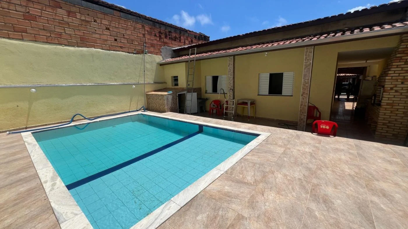 Casa com 3 dormitórios próximo à praia no bairro Tupi