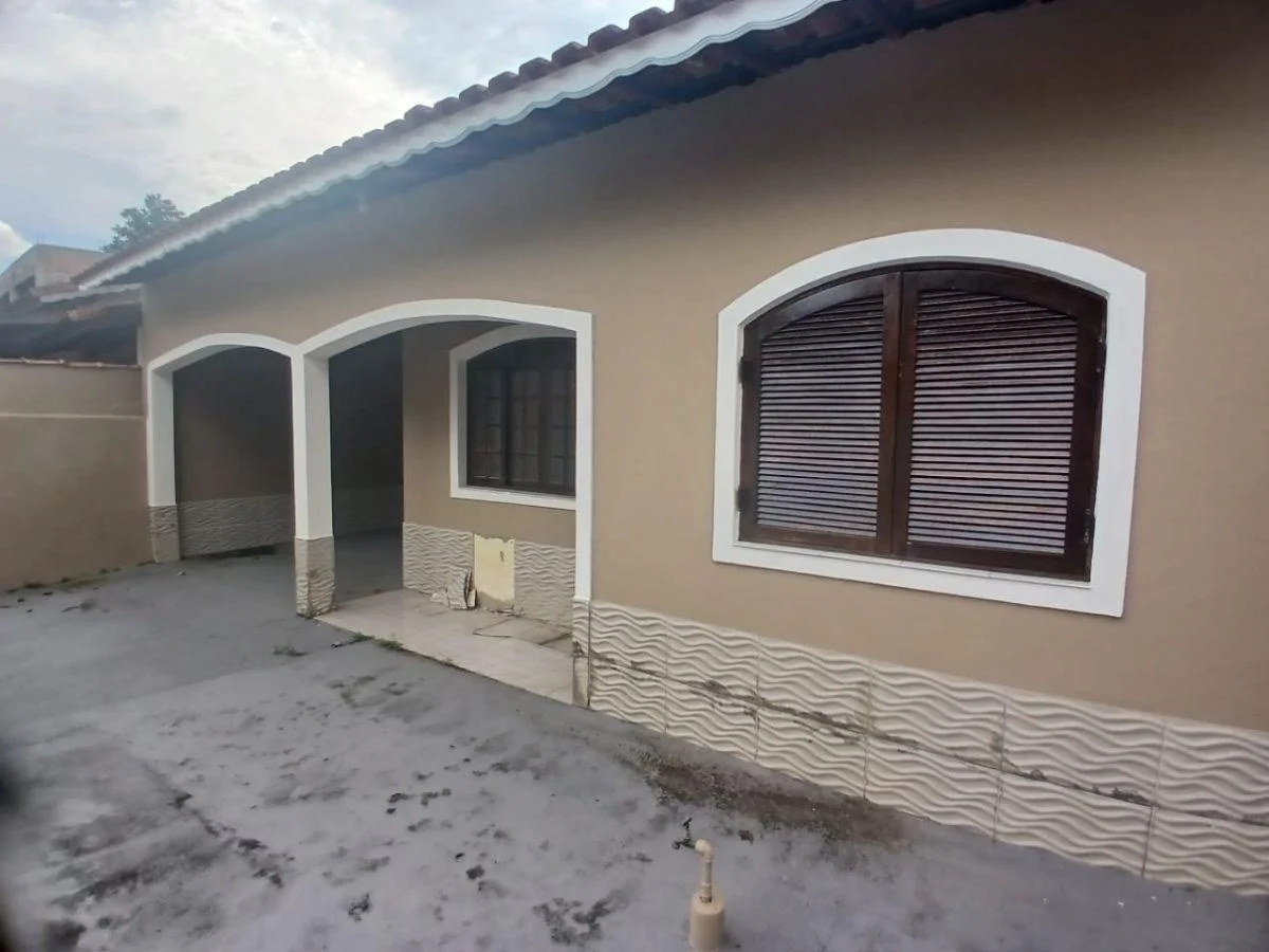 Casa com 3 dormitórios próximo à praia no bairro Jardim Peruíbe