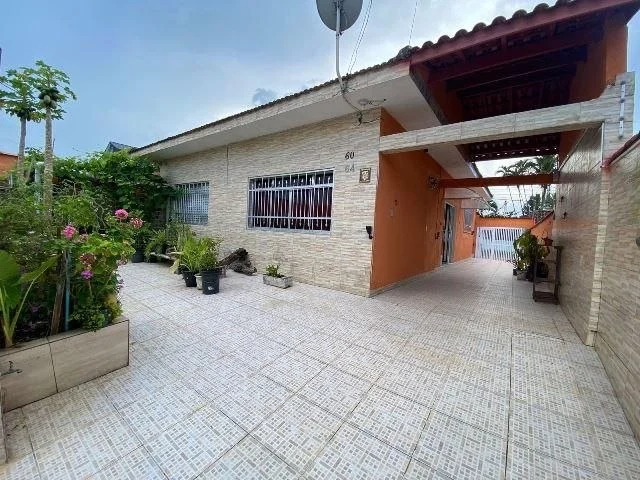 Casa com 3 dormitórios próximo à praia no bairro Jardim Praia Grande