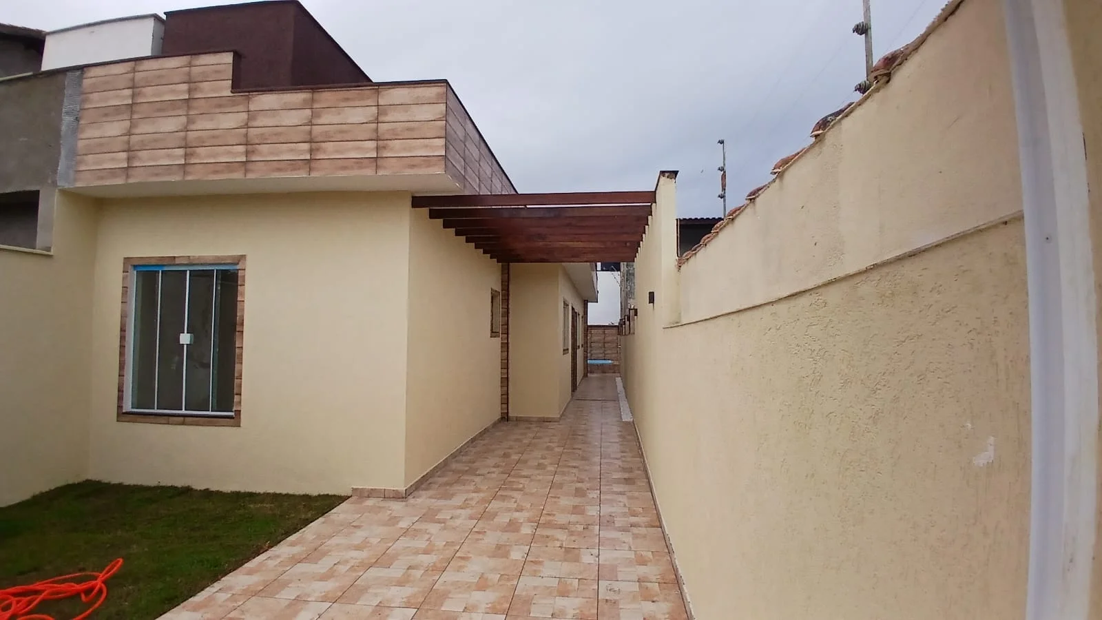 Casa com 2 dormitórios próximo à praia no bairro Parque Augustus
